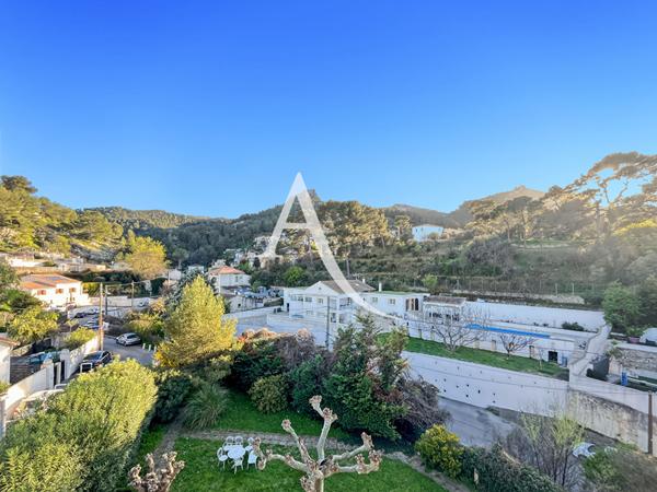A vendre appartement type 4 avec balcon, une place de parking, caves à Marseille 13011 "La Barrasse"