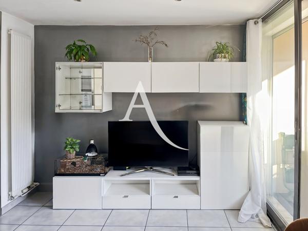 A vendre appartement type 4 avec balcon, une place de parking, caves à Marseille 13011 "La Barrasse"