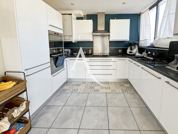 A vendre appartement type 4 avec balcon, une place de parking, caves à Marseille 13011 "La Barrasse"