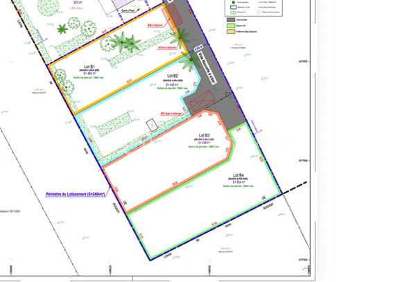 Terrain à bâtir de 554 m² avec vue panoramique sur la plaine

Saisissez l'opportunité rare de concrétiser votre projet de construction sur cette parcelle de 554 m², idéalement située à quelques pas seulement du cœur historique de Houdan. Désignée sous le lot B4, cette propriété offre un cadre de vie privilégié, au calme absolu au fond d'une impasse entièrement viabilisée et intégrée au sein d'un petit lotissement intimiste de seulement 4 lots agrémenté d'espaces verts arborés.

Atouts urbanistiques et constructibilité
- Le terrain autorise une surface de plancher maximale de 250 m², vous laissant une grande liberté architecturale pour concevoir la maison familiale de vos rêves.

- Réglementation PLU : Autorisant R + 1 + combles
- Façade : 13,18 mètres
- Permis d'Aménager : N° 078 310 22 M0002 en date du 23 septembre 2022
- Référence légale : Article L. 442-1 et suivants du Code de l'urbanisme régissant les lotissements.

Une opportunité économique majeure
- Acquérir ce terrain représente un investissement particulièrement judicieux sur le plan financier. Contrairement à l'achat d'un bien ancien, faire bâtir vous permet de bénéficier d'une exonération partielle de taxe foncière sur les propriétés bâties durant les deux années suivant l'achèvement des travaux, selon les dispositions de l'article 1383 du Code général des impôts. De plus, les frais de notaire sont réduits, s'appliquant uniquement sur la valeur du terrain et non sur le coût global d'une construction achevée, ce qui génère une économie immédiate de plusieurs milliers d'euros à l'acquisition. Enfin, une construction neuve répondant aux dernières normes énergétiques (RE2020) garantit des charges de fonctionnement minimales et une valorisation patrimoniale pérenne, vous protégeant durablement contre la volatilité des coûts énergétiques.

Situation et accessibilité
- Profitez d'un emplacement stratégique combinant la sérénité d'une vue dégagée sur la plaine et la proximité immédiate des commodités. Le centre historique de Houdan, ses commerces de proximité, ses marchés et ses écoles sont accessibles à pied. Pour vos déplacements quotidiens, une ligne de bus se trouve à 400 mètres à pied et la gare de Houdan est accessible en 5 minutes en voiture, facilitant vos trajets vers les grands bassins d'emploi.

Prix du bien : 162 000,00 € (Les honoraires d'agence sont à la charge exclusive du vendeur).

Contactez dès maintenant votre conseiller dédié : Willy BOYÉ au 07 87 37 75 87.