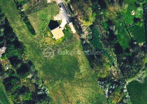Terrain à bâtir de 554 m² avec vue panoramique sur la plaine

Saisissez l'opportunité rare de concrétiser votre projet de construction sur cette parcelle de 554 m², idéalement située à quelques pas seulement du cœur historique de Houdan. Désignée sous le lot B4, cette propriété offre un cadre de vie privilégié, au calme absolu au fond d'une impasse entièrement viabilisée et intégrée au sein d'un petit lotissement intimiste de seulement 4 lots agrémenté d'espaces verts arborés.

Atouts urbanistiques et constructibilité
- Le terrain autorise une surface de plancher maximale de 250 m², vous laissant une grande liberté architecturale pour concevoir la maison familiale de vos rêves.

- Réglementation PLU : Autorisant R + 1 + combles
- Façade : 13,18 mètres
- Permis d'Aménager : N° 078 310 22 M0002 en date du 23 septembre 2022
- Référence légale : Article L. 442-1 et suivants du Code de l'urbanisme régissant les lotissements.

Une opportunité économique majeure
- Acquérir ce terrain représente un investissement particulièrement judicieux sur le plan financier. Contrairement à l'achat d'un bien ancien, faire bâtir vous permet de bénéficier d'une exonération partielle de taxe foncière sur les propriétés bâties durant les deux années suivant l'achèvement des travaux, selon les dispositions de l'article 1383 du Code général des impôts. De plus, les frais de notaire sont réduits, s'appliquant uniquement sur la valeur du terrain et non sur le coût global d'une construction achevée, ce qui génère une économie immédiate de plusieurs milliers d'euros à l'acquisition. Enfin, une construction neuve répondant aux dernières normes énergétiques (RE2020) garantit des charges de fonctionnement minimales et une valorisation patrimoniale pérenne, vous protégeant durablement contre la volatilité des coûts énergétiques.

Situation et accessibilité
- Profitez d'un emplacement stratégique combinant la sérénité d'une vue dégagée sur la plaine et la proximité immédiate des commodités. Le centre historique de Houdan, ses commerces de proximité, ses marchés et ses écoles sont accessibles à pied. Pour vos déplacements quotidiens, une ligne de bus se trouve à 400 mètres à pied et la gare de Houdan est accessible en 5 minutes en voiture, facilitant vos trajets vers les grands bassins d'emploi.

Prix du bien : 162 000,00 € (Les honoraires d'agence sont à la charge exclusive du vendeur).

Contactez dès maintenant votre conseiller dédié : Willy BOYÉ au 07 87 37 75 87.
