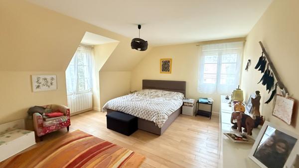 Maison 200 m2 - 4 chambres et 1 bureau - terrain 2040 m2