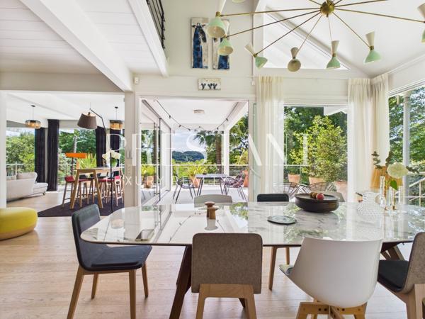 À la frontière de Biarritz, villa contemporaine sur le lac de Brindos avec des prestations haut de gamme, ANGLET