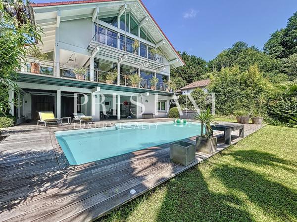 À la frontière de Biarritz, villa contemporaine sur le lac de Brindos avec des prestations haut de gamme, ANGLET