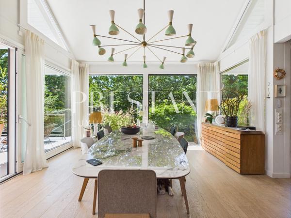 À la frontière de Biarritz, villa contemporaine sur le lac de Brindos avec des prestations haut de gamme, ANGLET