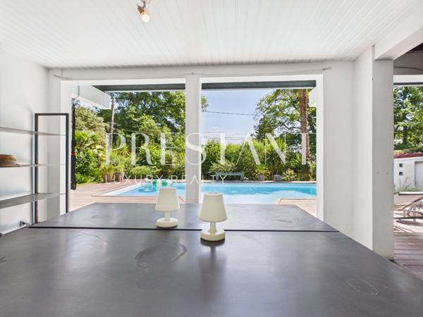 À la frontière de Biarritz, villa contemporaine sur le lac de Brindos avec des prestations haut de gamme, ANGLET