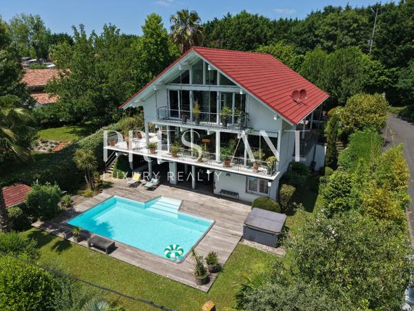 À la frontière de Biarritz, villa contemporaine sur le lac de Brindos avec des prestations haut de gamme, ANGLET