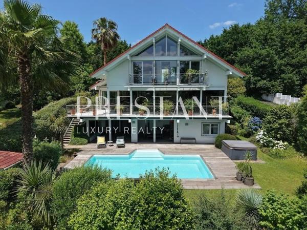 À la frontière de Biarritz, villa contemporaine sur le lac de Brindos avec des prestations haut de gamme, ANGLET