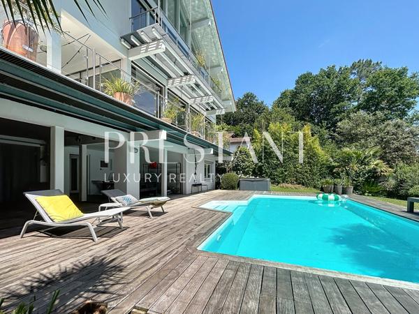 À la frontière de Biarritz, villa contemporaine sur le lac de Brindos avec des prestations haut de gamme, ANGLET