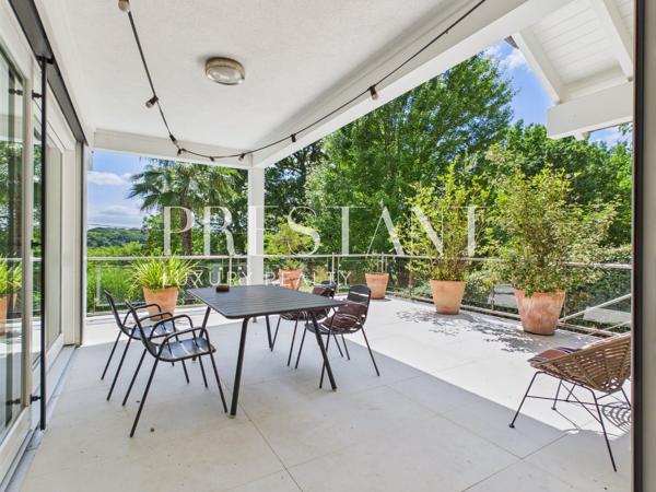 À la frontière de Biarritz, villa contemporaine sur le lac de Brindos avec des prestations haut de gamme, ANGLET