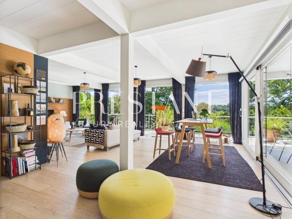 À la frontière de Biarritz, villa contemporaine sur le lac de Brindos avec des prestations haut de gamme, ANGLET