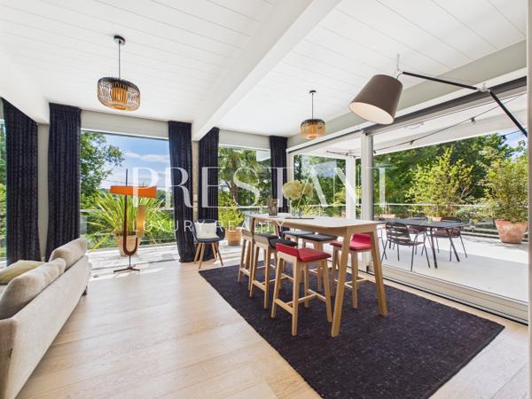 À la frontière de Biarritz, villa contemporaine sur le lac de Brindos avec des prestations haut de gamme, ANGLET