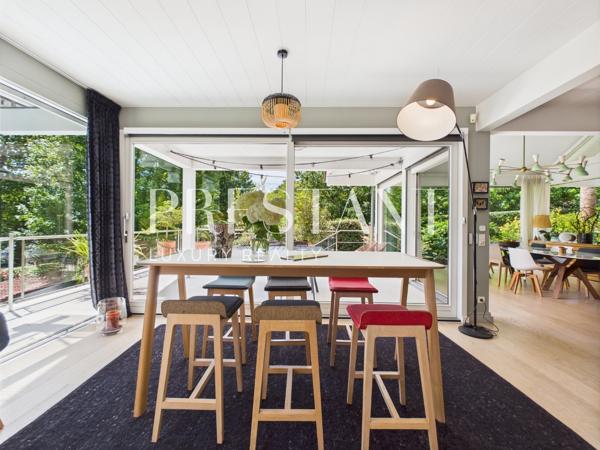 À la frontière de Biarritz, villa contemporaine sur le lac de Brindos avec des prestations haut de gamme, ANGLET