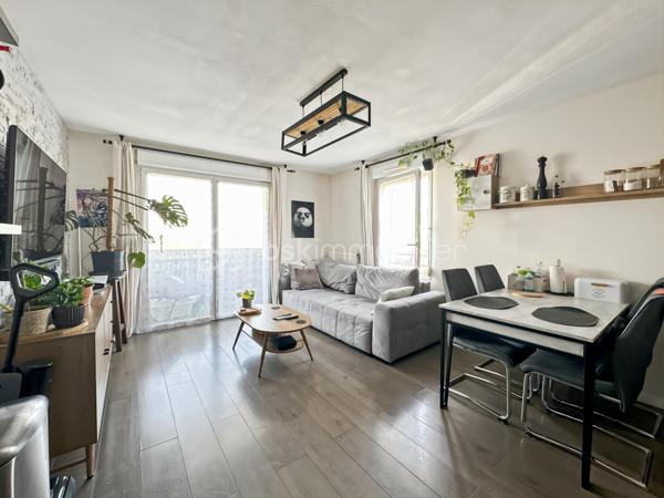 Au sein d'une résidence récente de 2016, calme et sécurisée, venez découvrir ce magnifique appartement de 2 pièces situé au 4ème étage sur 5 AVEC ASCENSEUR.

Vous trouverez une entrée menant vers un superbe séjour avec sa cuisine ouverte, entièrement aménagée et équipée offrant une pièce de vie LUMINEUSE avec accès balcon.

Une très belle chambre de 15m² avec placard.

MAGNIFIQUE salle d'eau avec WC.

Joli BALCON sans vis à vis.

CHARGES de copropriétés : 182€/mois comprenant EAU FROIDE/CHAUDE et CHAUFFAGE.

Appartement COUP DE COEUR

Une place de stationnement en sous-sol complète cet appartement.

Proche toutes commodités, écoles, commerces de proximité, gare...
Rare sur le secteur, une visite s'impose ! Contactez-moi je suis disponible 7/7j.