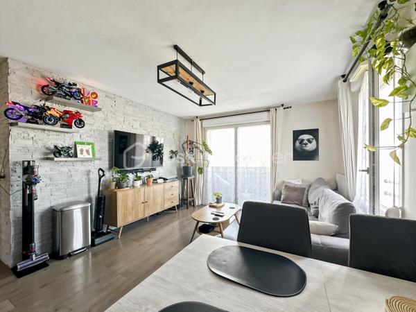 Au sein d'une résidence récente de 2016, calme et sécurisée, venez découvrir ce magnifique appartement de 2 pièces situé au 4ème étage sur 5 AVEC ASCENSEUR.

Vous trouverez une entrée menant vers un superbe séjour avec sa cuisine ouverte, entièrement aménagée et équipée offrant une pièce de vie LUMINEUSE avec accès balcon.

Une très belle chambre de 15m² avec placard.

MAGNIFIQUE salle d'eau avec WC.

Joli BALCON sans vis à vis.

CHARGES de copropriétés : 182€/mois comprenant EAU FROIDE/CHAUDE et CHAUFFAGE.

Appartement COUP DE COEUR

Une place de stationnement en sous-sol complète cet appartement.

Proche toutes commodités, écoles, commerces de proximité, gare...
Rare sur le secteur, une visite s'impose ! Contactez-moi je suis disponible 7/7j.