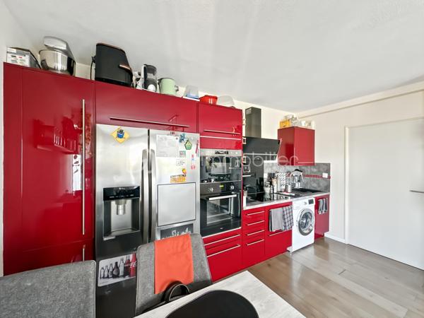 Au sein d'une résidence récente de 2016, calme et sécurisée, venez découvrir ce magnifique appartement de 2 pièces situé au 4ème étage sur 5 AVEC ASCENSEUR.

Vous trouverez une entrée menant vers un superbe séjour avec sa cuisine ouverte, entièrement aménagée et équipée offrant une pièce de vie LUMINEUSE avec accès balcon.

Une très belle chambre de 15m² avec placard.

MAGNIFIQUE salle d'eau avec WC.

Joli BALCON sans vis à vis.

CHARGES de copropriétés : 182€/mois comprenant EAU FROIDE/CHAUDE et CHAUFFAGE.

Appartement COUP DE COEUR

Une place de stationnement en sous-sol complète cet appartement.

Proche toutes commodités, écoles, commerces de proximité, gare...
Rare sur le secteur, une visite s'impose ! Contactez-moi je suis disponible 7/7j.