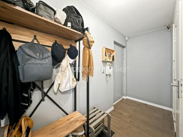 Au sein d'une résidence récente de 2016, calme et sécurisée, venez découvrir ce magnifique appartement de 2 pièces situé au 4ème étage sur 5 AVEC ASCENSEUR.

Vous trouverez une entrée menant vers un superbe séjour avec sa cuisine ouverte, entièrement aménagée et équipée offrant une pièce de vie LUMINEUSE avec accès balcon.

Une très belle chambre de 15m² avec placard.

MAGNIFIQUE salle d'eau avec WC.

Joli BALCON sans vis à vis.

CHARGES de copropriétés : 182€/mois comprenant EAU FROIDE/CHAUDE et CHAUFFAGE.

Appartement COUP DE COEUR

Une place de stationnement en sous-sol complète cet appartement.

Proche toutes commodités, écoles, commerces de proximité, gare...
Rare sur le secteur, une visite s'impose ! Contactez-moi je suis disponible 7/7j.