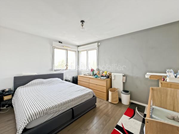 Au sein d'une résidence récente de 2016, calme et sécurisée, venez découvrir ce magnifique appartement de 2 pièces situé au 4ème étage sur 5 AVEC ASCENSEUR.

Vous trouverez une entrée menant vers un superbe séjour avec sa cuisine ouverte, entièrement aménagée et équipée offrant une pièce de vie LUMINEUSE avec accès balcon.

Une très belle chambre de 15m² avec placard.

MAGNIFIQUE salle d'eau avec WC.

Joli BALCON sans vis à vis.

CHARGES de copropriétés : 182€/mois comprenant EAU FROIDE/CHAUDE et CHAUFFAGE.

Appartement COUP DE COEUR

Une place de stationnement en sous-sol complète cet appartement.

Proche toutes commodités, écoles, commerces de proximité, gare...
Rare sur le secteur, une visite s'impose ! Contactez-moi je suis disponible 7/7j.