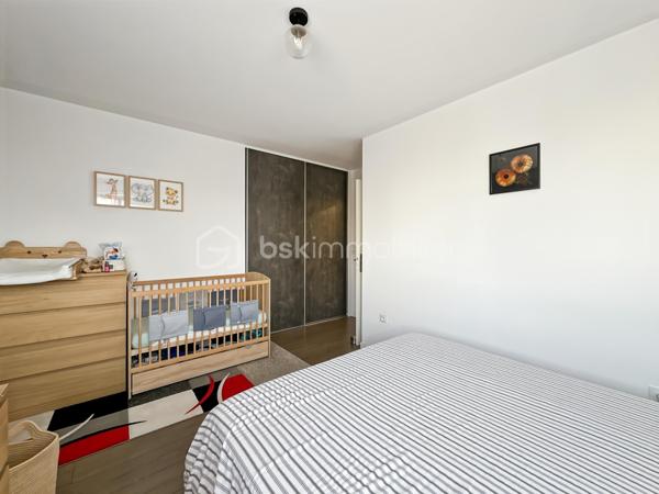 Au sein d'une résidence récente de 2016, calme et sécurisée, venez découvrir ce magnifique appartement de 2 pièces situé au 4ème étage sur 5 AVEC ASCENSEUR.

Vous trouverez une entrée menant vers un superbe séjour avec sa cuisine ouverte, entièrement aménagée et équipée offrant une pièce de vie LUMINEUSE avec accès balcon.

Une très belle chambre de 15m² avec placard.

MAGNIFIQUE salle d'eau avec WC.

Joli BALCON sans vis à vis.

CHARGES de copropriétés : 182€/mois comprenant EAU FROIDE/CHAUDE et CHAUFFAGE.

Appartement COUP DE COEUR

Une place de stationnement en sous-sol complète cet appartement.

Proche toutes commodités, écoles, commerces de proximité, gare...
Rare sur le secteur, une visite s'impose ! Contactez-moi je suis disponible 7/7j.
