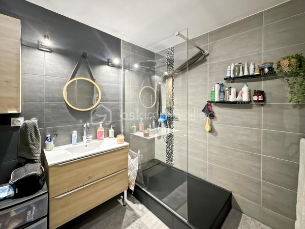 Au sein d'une résidence récente de 2016, calme et sécurisée, venez découvrir ce magnifique appartement de 2 pièces situé au 4ème étage sur 5 AVEC ASCENSEUR.

Vous trouverez une entrée menant vers un superbe séjour avec sa cuisine ouverte, entièrement aménagée et équipée offrant une pièce de vie LUMINEUSE avec accès balcon.

Une très belle chambre de 15m² avec placard.

MAGNIFIQUE salle d'eau avec WC.

Joli BALCON sans vis à vis.

CHARGES de copropriétés : 182€/mois comprenant EAU FROIDE/CHAUDE et CHAUFFAGE.

Appartement COUP DE COEUR

Une place de stationnement en sous-sol complète cet appartement.

Proche toutes commodités, écoles, commerces de proximité, gare...
Rare sur le secteur, une visite s'impose ! Contactez-moi je suis disponible 7/7j.