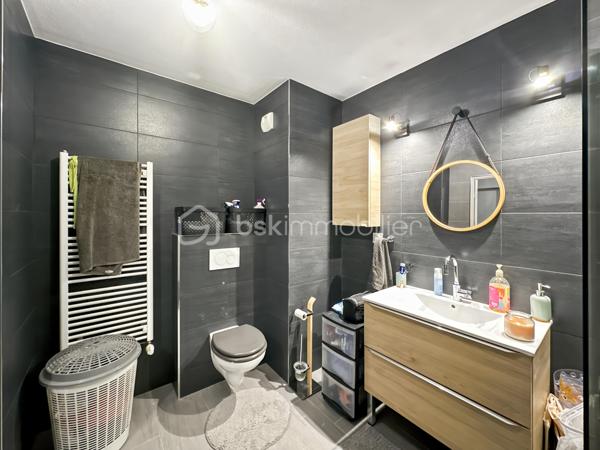 Au sein d'une résidence récente de 2016, calme et sécurisée, venez découvrir ce magnifique appartement de 2 pièces situé au 4ème étage sur 5 AVEC ASCENSEUR.

Vous trouverez une entrée menant vers un superbe séjour avec sa cuisine ouverte, entièrement aménagée et équipée offrant une pièce de vie LUMINEUSE avec accès balcon.

Une très belle chambre de 15m² avec placard.

MAGNIFIQUE salle d'eau avec WC.

Joli BALCON sans vis à vis.

CHARGES de copropriétés : 182€/mois comprenant EAU FROIDE/CHAUDE et CHAUFFAGE.

Appartement COUP DE COEUR

Une place de stationnement en sous-sol complète cet appartement.

Proche toutes commodités, écoles, commerces de proximité, gare...
Rare sur le secteur, une visite s'impose ! Contactez-moi je suis disponible 7/7j.