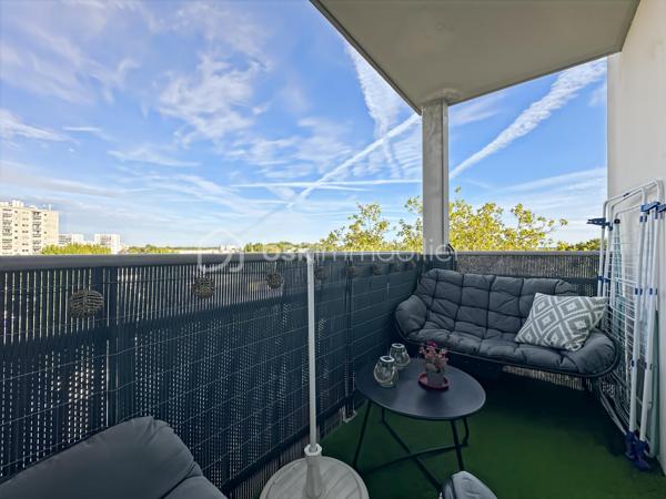 Au sein d'une résidence récente de 2016, calme et sécurisée, venez découvrir ce magnifique appartement de 2 pièces situé au 4ème étage sur 5 AVEC ASCENSEUR.

Vous trouverez une entrée menant vers un superbe séjour avec sa cuisine ouverte, entièrement aménagée et équipée offrant une pièce de vie LUMINEUSE avec accès balcon.

Une très belle chambre de 15m² avec placard.

MAGNIFIQUE salle d'eau avec WC.

Joli BALCON sans vis à vis.

CHARGES de copropriétés : 182€/mois comprenant EAU FROIDE/CHAUDE et CHAUFFAGE.

Appartement COUP DE COEUR

Une place de stationnement en sous-sol complète cet appartement.

Proche toutes commodités, écoles, commerces de proximité, gare...
Rare sur le secteur, une visite s'impose ! Contactez-moi je suis disponible 7/7j.