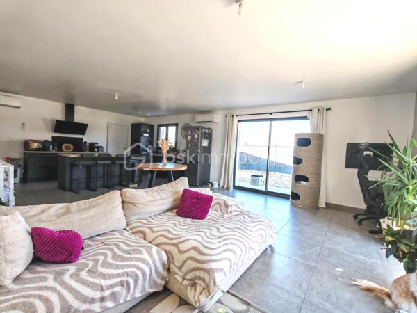 À quelques minutes de Coulommiers, découvrez cette agréable maison construite en 2023, offrant environ 100 m² habitables, dans un environnement calme et préservé.

Édifiée sur un terrain de plus de 900 m², elle séduira celles et ceux qui recherchent une maison récente, confortable et fonctionnelle, avec de beaux espaces extérieurs.

Dès l'entrée, vous découvrirez une belle pièce de vie composée d'un double séjour lumineux, offrant un espace convivial pour partager les moments en famille ou entre amis.

La maison dispose également de trois chambres, permettant d'accueillir confortablement toute la famille ou de créer un bureau selon vos besoins.

Une arrière-cuisine/buanderie vient compléter les espaces de vie. Elle est notamment équipée d'un ballon thermodynamique, pour davantage de confort au quotidien.

Vous bénéficiez également d'un garage, pratique pour stationner votre véhicule, stocker ou aménager un espace supplémentaire selon vos projets.

À l'extérieur, le terrain de plus de 900 m², soigneusement entretenu, offre un véritable espace de tranquillité. À l'abri des regards et au calme, vous pourrez profiter pleinement des beaux jours sur la terrasse carrelée et dans le jardin.

La maison bénéficie par ailleurs d'un assainissement individuel conforme.

❤️ Les + que l'on apprécie

✔ Construction récente de 2023
✔ Environ 100 m² habitables
✔ 3 chambres
✔ Double séjour
✔ Arrière-cuisine / buanderie
✔ Ballon thermodynamique
✔ Garage
✔ Terrain de plus de 900 m²
✔ Jardin entretenu et sans vis-à-vis
✔ Environnement calme
✔ Assainissement individuel conforme

Une maison récente offrant un cadre de vie agréable, avec encore de nombreuses possibilités pour profiter pleinement de son terrain et de ses extérieurs.