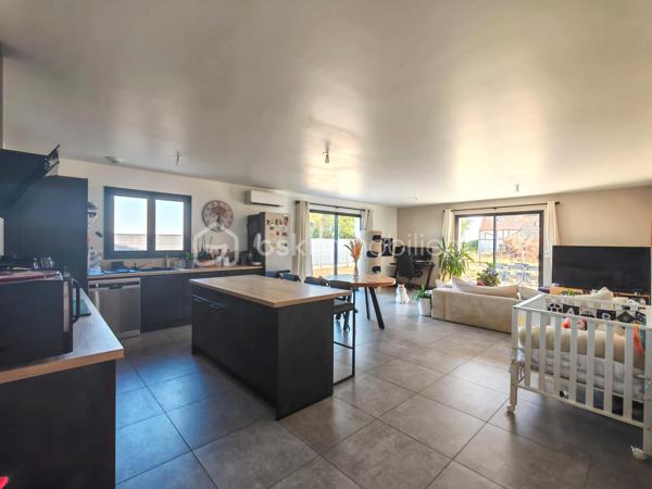 À quelques minutes de Coulommiers, découvrez cette agréable maison construite en 2023, offrant environ 100 m² habitables, dans un environnement calme et préservé.

Édifiée sur un terrain de plus de 900 m², elle séduira celles et ceux qui recherchent une maison récente, confortable et fonctionnelle, avec de beaux espaces extérieurs.

Dès l'entrée, vous découvrirez une belle pièce de vie composée d'un double séjour lumineux, offrant un espace convivial pour partager les moments en famille ou entre amis.

La maison dispose également de trois chambres, permettant d'accueillir confortablement toute la famille ou de créer un bureau selon vos besoins.

Une arrière-cuisine/buanderie vient compléter les espaces de vie. Elle est notamment équipée d'un ballon thermodynamique, pour davantage de confort au quotidien.

Vous bénéficiez également d'un garage, pratique pour stationner votre véhicule, stocker ou aménager un espace supplémentaire selon vos projets.

À l'extérieur, le terrain de plus de 900 m², soigneusement entretenu, offre un véritable espace de tranquillité. À l'abri des regards et au calme, vous pourrez profiter pleinement des beaux jours sur la terrasse carrelée et dans le jardin.

La maison bénéficie par ailleurs d'un assainissement individuel conforme.

❤️ Les + que l'on apprécie

✔ Construction récente de 2023
✔ Environ 100 m² habitables
✔ 3 chambres
✔ Double séjour
✔ Arrière-cuisine / buanderie
✔ Ballon thermodynamique
✔ Garage
✔ Terrain de plus de 900 m²
✔ Jardin entretenu et sans vis-à-vis
✔ Environnement calme
✔ Assainissement individuel conforme

Une maison récente offrant un cadre de vie agréable, avec encore de nombreuses possibilités pour profiter pleinement de son terrain et de ses extérieurs.