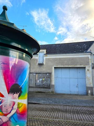 Bâtiment urbain à usage de garage, en coeur ville de Baugé.