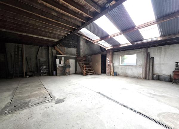 Bâtiment urbain à usage de garage, en coeur ville de Baugé.