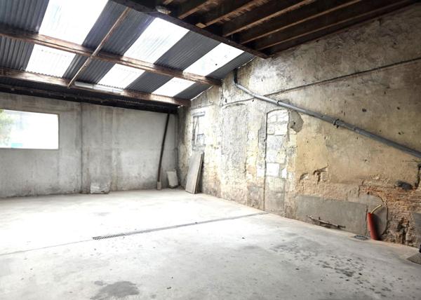 Bâtiment urbain à usage de garage, en coeur ville de Baugé.