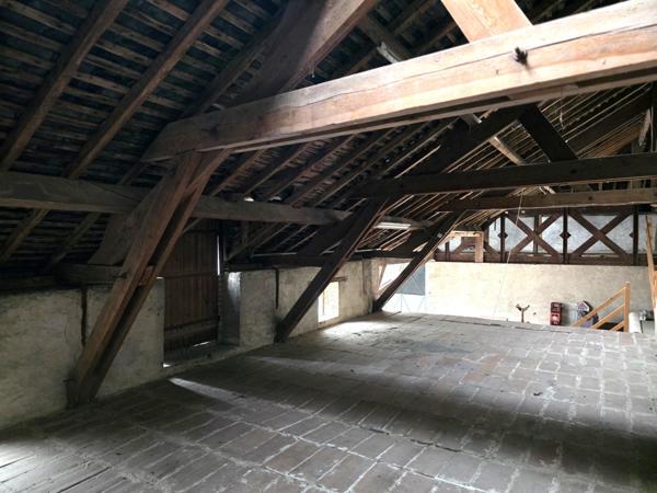 Bâtiment urbain à usage de garage, en coeur ville de Baugé.