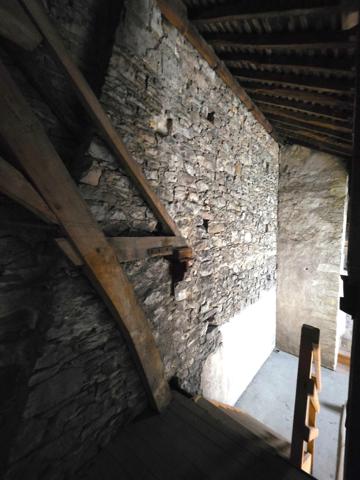 Bâtiment urbain à usage de garage, en coeur ville de Baugé.