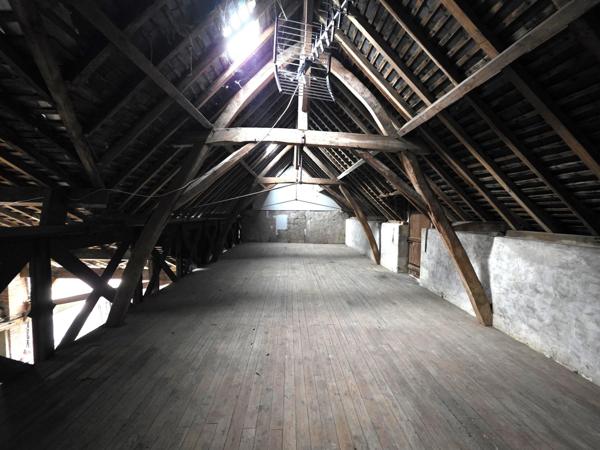 Bâtiment urbain à usage de garage, en coeur ville de Baugé.