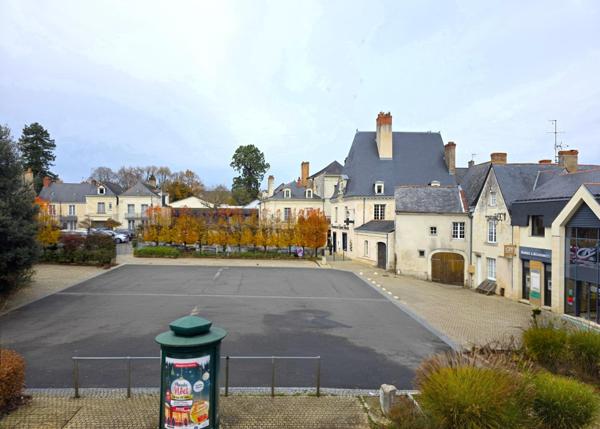 Bâtiment urbain à usage de garage, en coeur ville de Baugé.