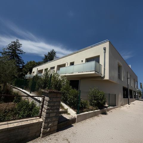 Appartement
                                                                                                                                                                                                                                                                                                                        4 pièce(s)                                                                                                                                                                                                          2 chambre(s)                                                                                                                                                                                                          80  m²