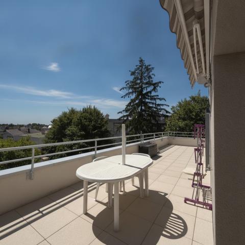 Appartement
                                                                                                                                                                                                                                                                                                                        4 pièce(s)                                                                                                                                                                                                          2 chambre(s)                                                                                                                                                                                                          80  m²