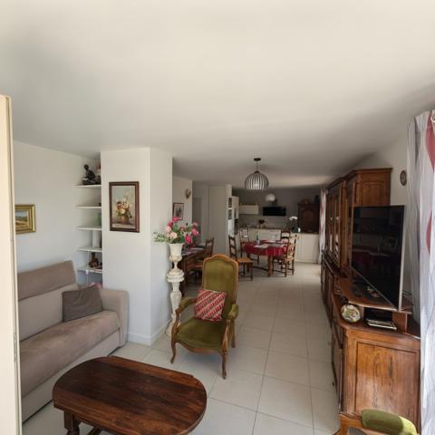 Appartement
                                                                                                                                                                                                                                                                                                                        4 pièce(s)                                                                                                                                                                                                          2 chambre(s)                                                                                                                                                                                                          80  m²