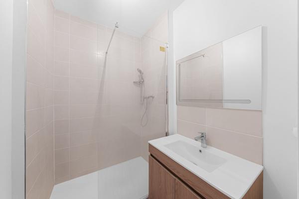 Appartement T3 de 66 m2 en dernier étage, proche centre-ville avec balcon , cave et ascenseur