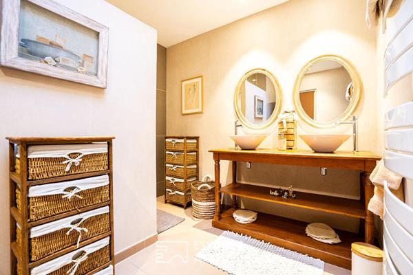 Maison de famille rénovée avec piscine et beaux volumes