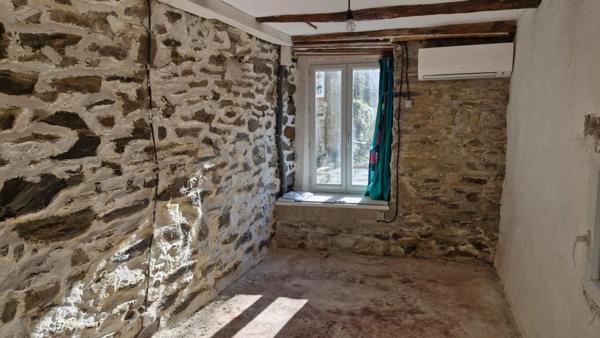Maison individuelle sur terrain pentu de 1 hectare