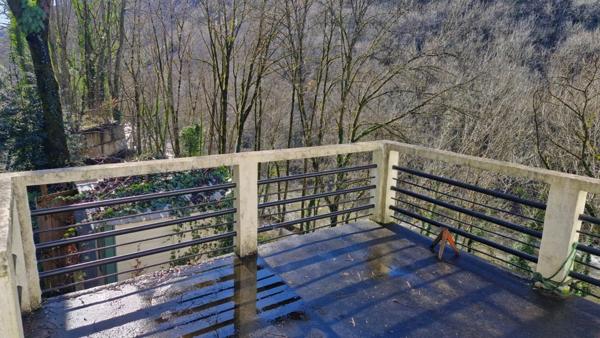Maison individuelle sur terrain pentu de 1 hectare