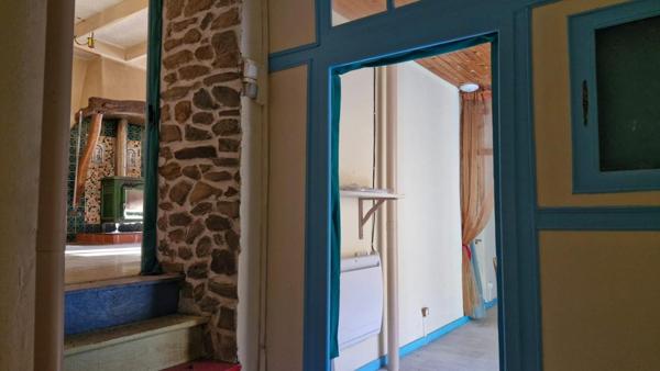 Maison individuelle sur terrain pentu de 1 hectare