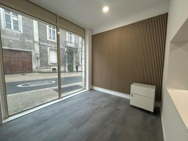 BUREAUX COMMERCIAUX À VENDRE AVEC FORTE VISIBILITÉ – CENTRE-VILLE DE POITIERS - 105m²