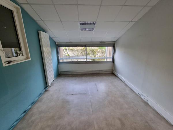 VENTE D'UN IMMEUBLE DE BUREAUX DIVISIBLE SUR PARTHENAY
