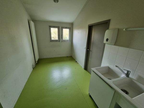 VENTE D'UN IMMEUBLE DE BUREAUX DIVISIBLE SUR PARTHENAY