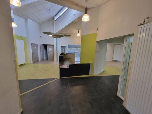VENTE D'UN IMMEUBLE DE BUREAUX DIVISIBLE SUR PARTHENAY