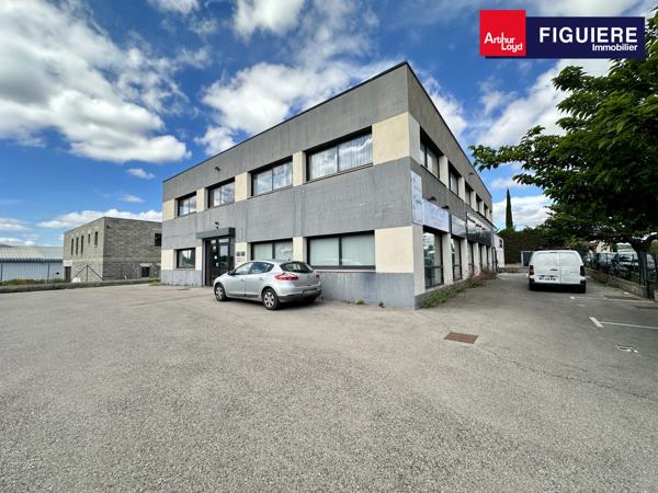 BUREAUX AMÉNAGÉS À VENDRE À EGUILLES 1ER ÉTAGE AVEC PARKING