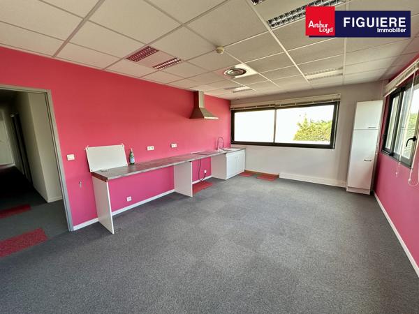 BUREAUX AMÉNAGÉS À VENDRE À EGUILLES 1ER ÉTAGE AVEC PARKING
