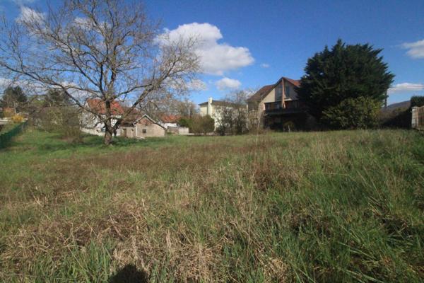 Terrain constructible à Devecey d'environ 1400 M² libre constructeur